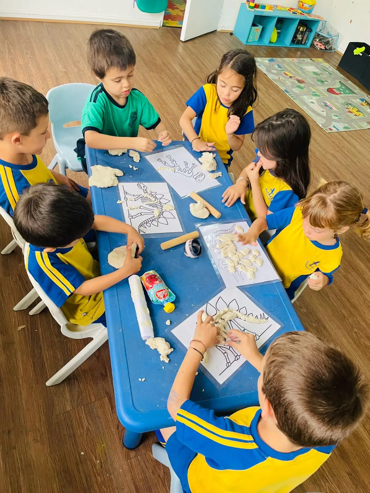 Niños haciendo actividades en Mado afterschool